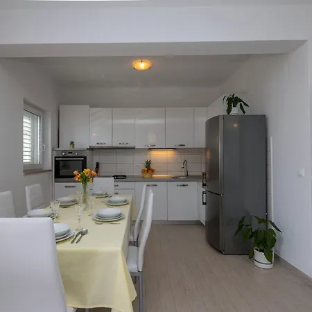 With Big And Free Private Parking Lägenhet