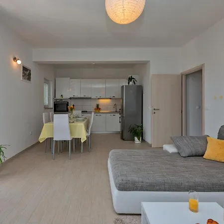 Daire With Big And Free Private Parking Makarska