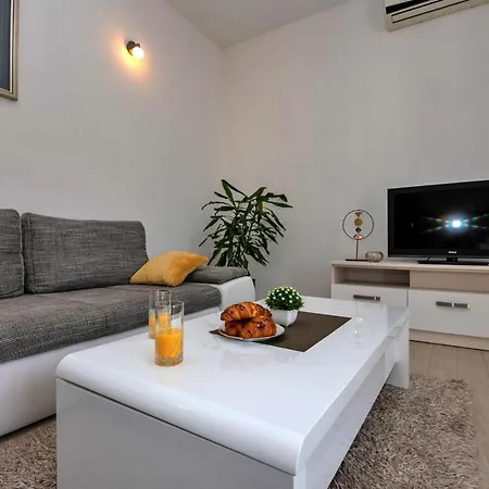 With Big And Free Private Parking Daire Makarska