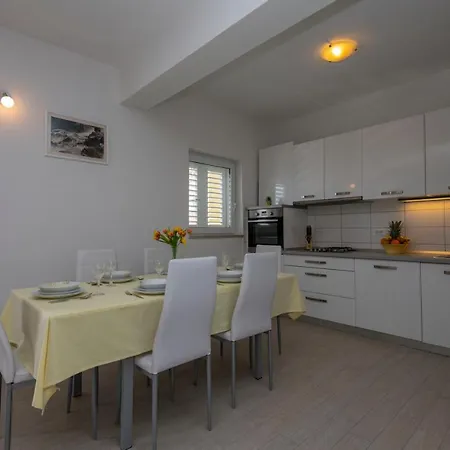 With Big And Free Private Parking * Makarska