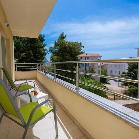 With Big And Free Private Parking Lägenhet *