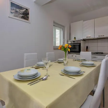 With Big And Free Private Parking Daire Makarska