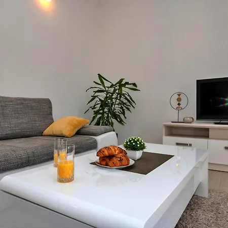 With Big And Free Private Parking * Makarska