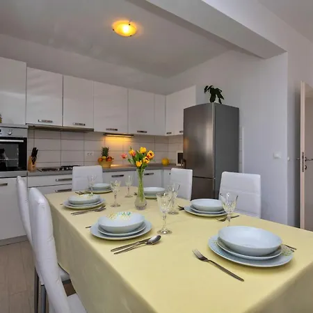 With Big And Free Private Parking Daire Makarska