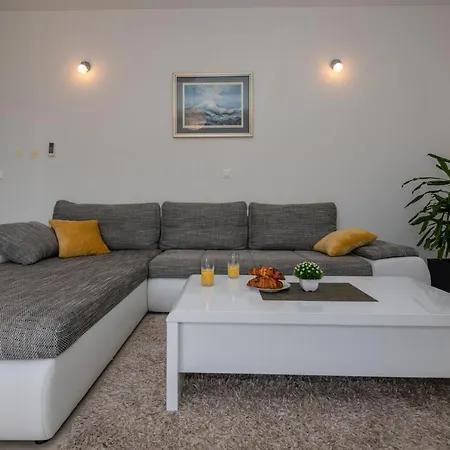 Διαμέρισμα With Big And Free Private Parking Μακάρσκα