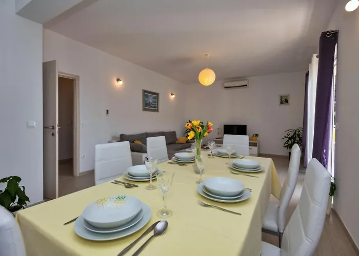 With Big And Free Private Parking Apartment *