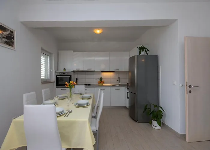 With Big And Free Private Parking Apartment