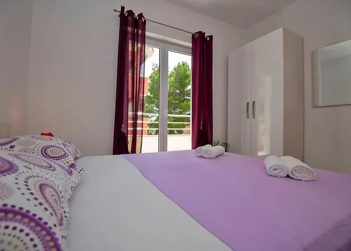 With Big And Free Private Parking Apartment