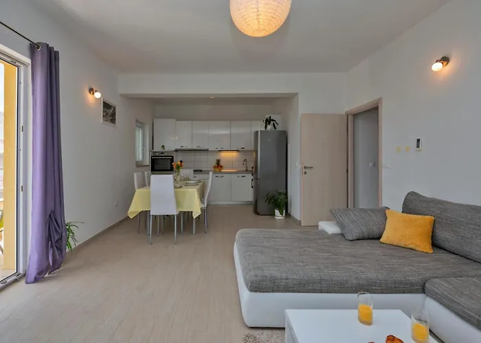 Apartment With Big And Free Private Parking Makarska