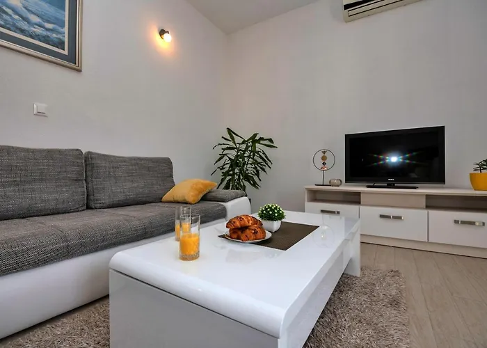 With Big And Free Private Parking Daire Makarska