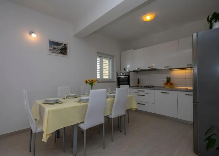 With Big And Free Private Parking * Makarska