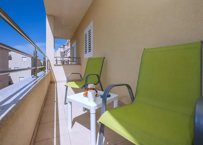 With Big And Free Private Parking Apartment