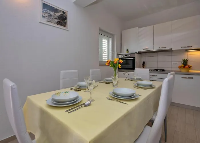 With Big And Free Private Parking Daire Makarska