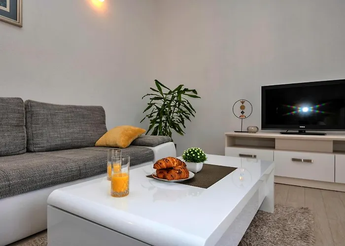 With Big And Free Private Parking * Makarska