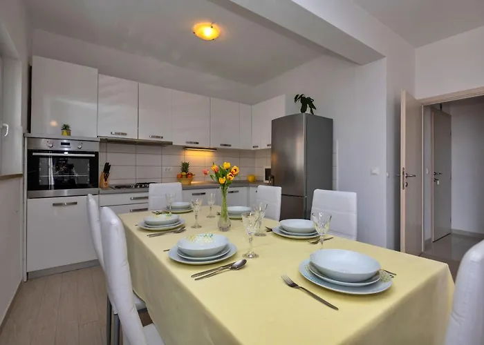 With Big And Free Private Parking Apartment Makarska