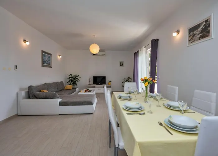 Apartment With Big And Free Private Parking