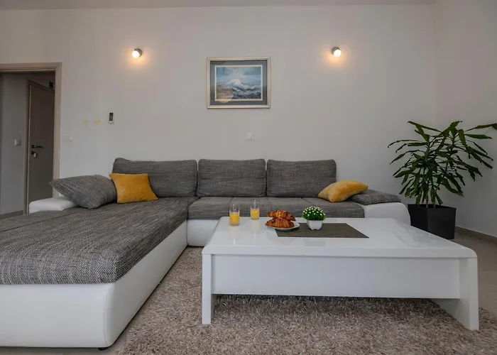 Apartment With Big And Free Private Parking Makarska