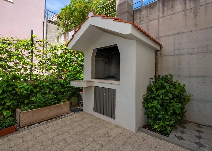 With Big And Free Private Parking * Makarska