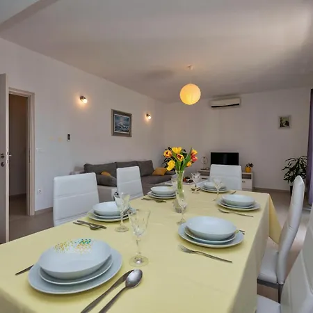 With Big And Free Private Parking Apartmán *