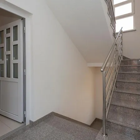 With Big And Free Private Parking Apartmán Makarská