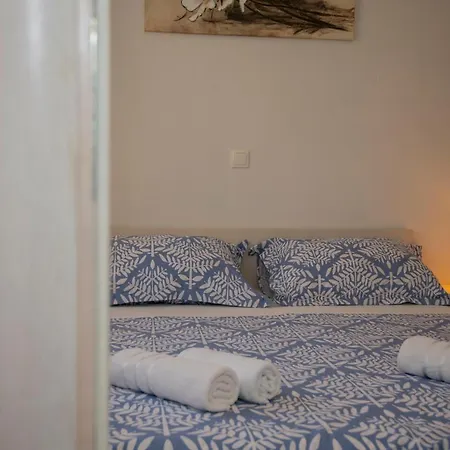 With Big And Free Private Parking Apartmán