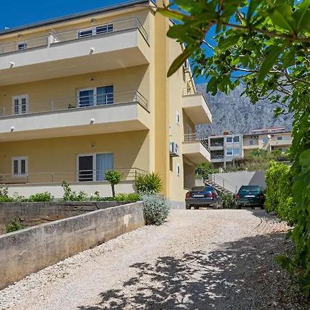 With Big And Free Private Parking Apartmán