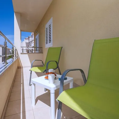 With Big And Free Private Parking Apartmán