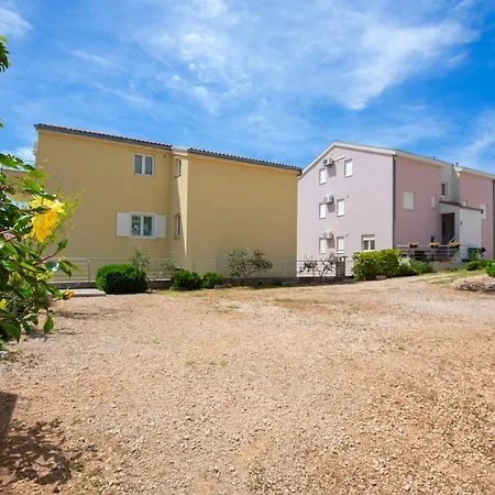 With Big And Free Private Parking Apartmán