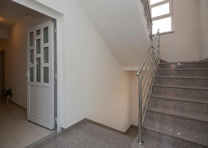 With Big And Free Private Parking Apartament Makarska